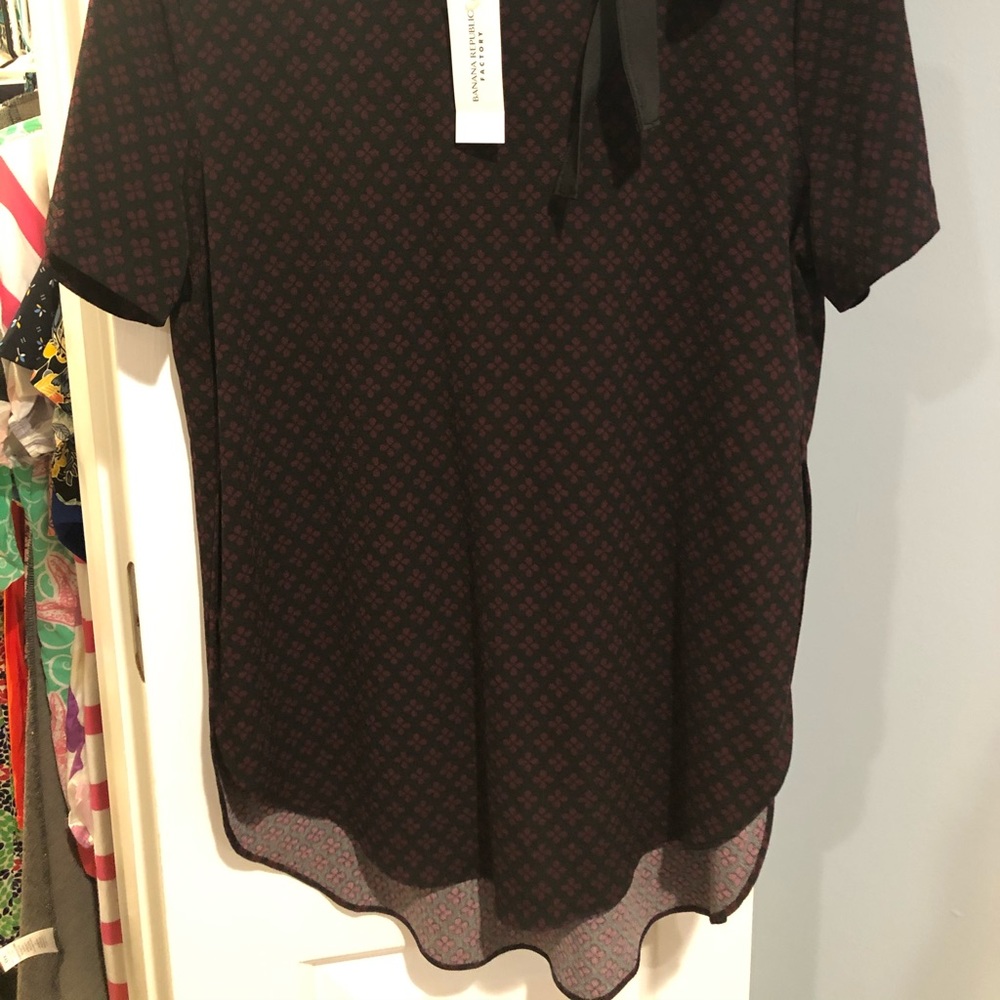 Ladies shirt with side slits, short-sleeved